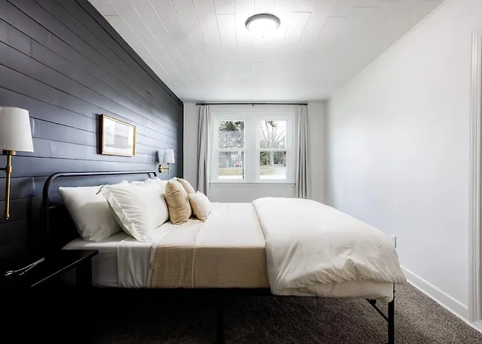 King Size Bed, Near Hwy, Work Desk, Close Parking Apartment *
