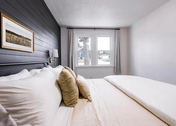 Apartment King Size Bed, Near Hwy, Work Desk, Close Parking *