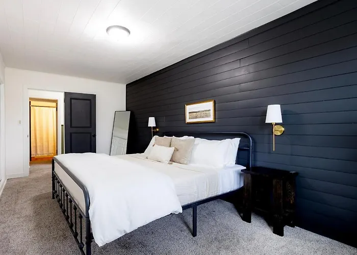 King Size Bed, Near Hwy, Work Desk, Close Parking