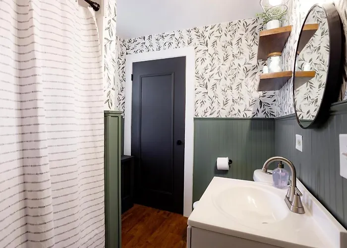 Apartment King Size Bed, Near Hwy, Work Desk, Close Parking *