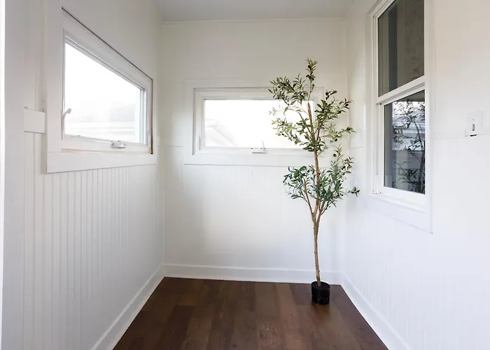King Size Bed, Near Hwy, Work Desk, Close Parking *