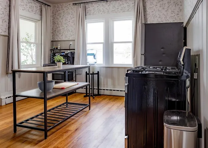 King Size Bed, Near Hwy, Work Desk, Close Parking Apartment